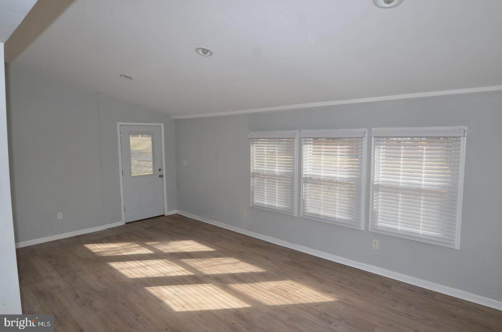 11314 Tippett Road Clinton, MD 20735 - Photo 9 of 21 Family/living room