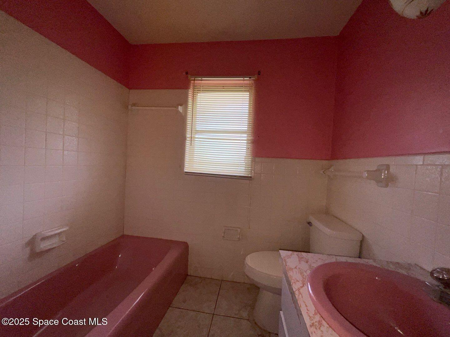617 Walker Street Melbourne, FL 32901 - Photo 21 of 38 a bathroom with a toilet a sink and bathtub