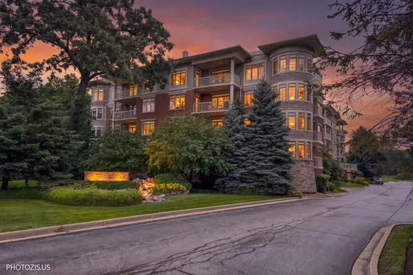 $525,000 | 425 Benjamin Drive, Unit 302, Vernon Hills, IL 60061