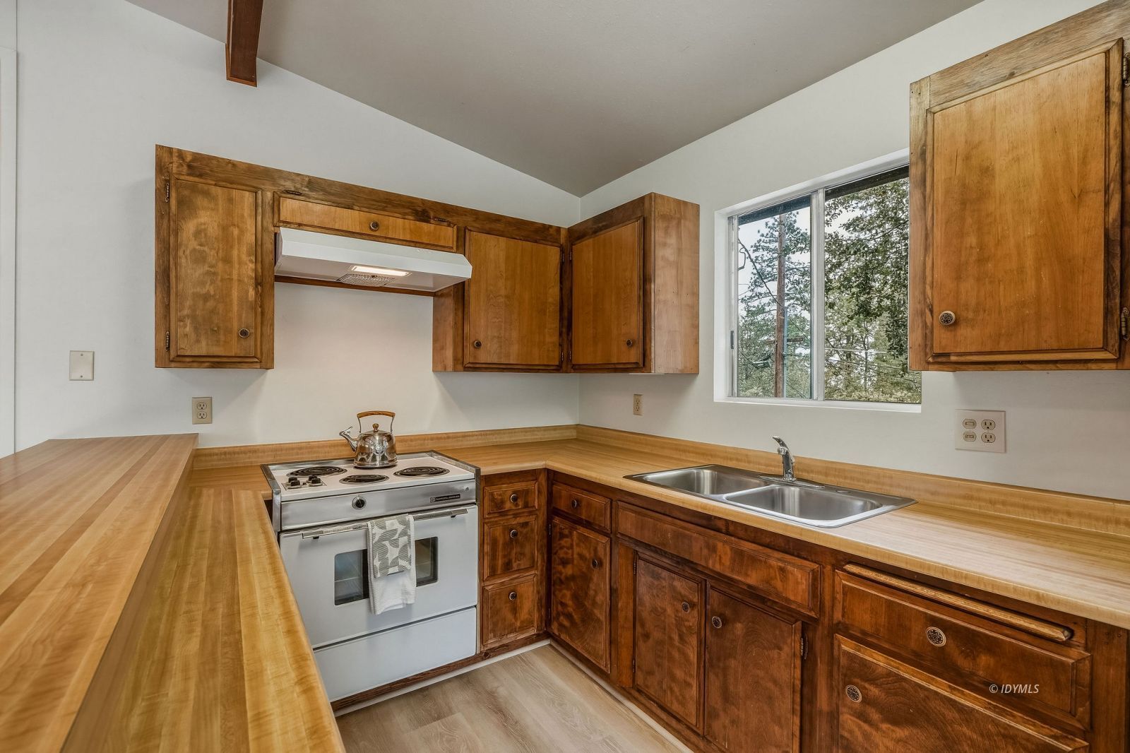 25461 Glen Road Idyllwild, CA 92549 - Photo 15 of 41 Lots of counter-top space