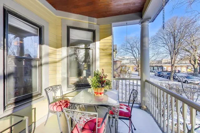 $399,000 | 109 South Grove Avenue, Unit 1N, Oak Park, IL 60302