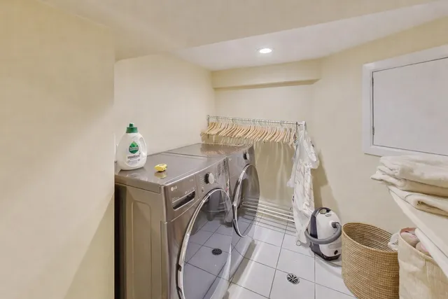 $399,000 | 109 South Grove Avenue, Unit 1N, Oak Park, IL 60302