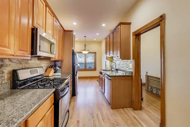 $399,000 | 109 South Grove Avenue, Unit 1N, Oak Park, IL 60302