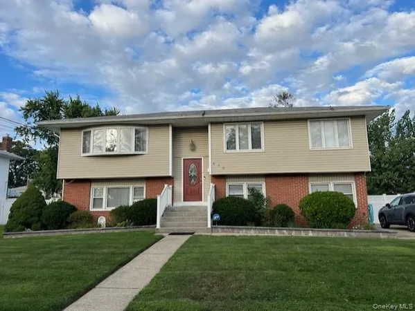 $2,600 | 570 South 14th Street, Lindenhurst, NY 11757