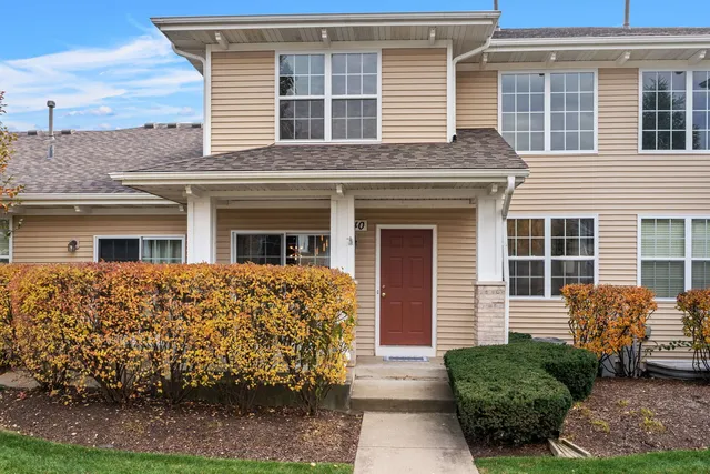 $310,000 | 1240 Walnut Glen Drive, Crystal Lake, IL 60014