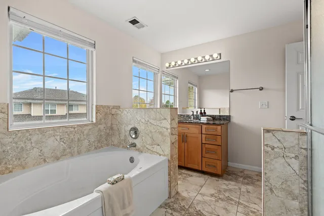 $310,000 | 1240 Walnut Glen Drive, Crystal Lake, IL 60014