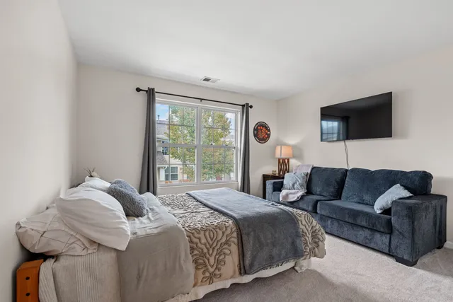 $310,000 | 1240 Walnut Glen Drive, Crystal Lake, IL 60014