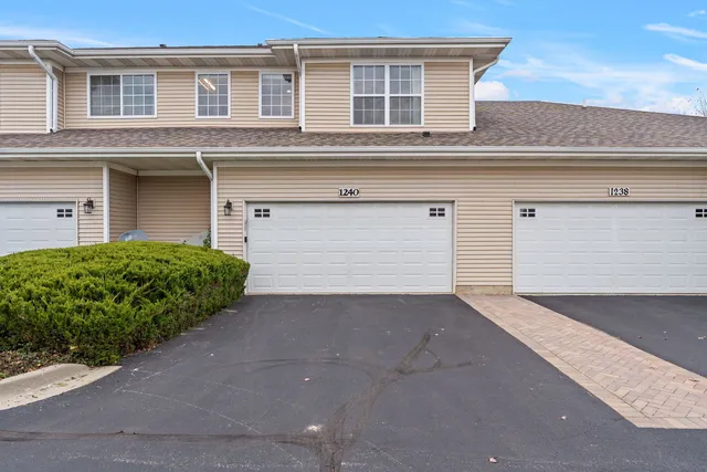 $310,000 | 1240 Walnut Glen Drive, Crystal Lake, IL 60014