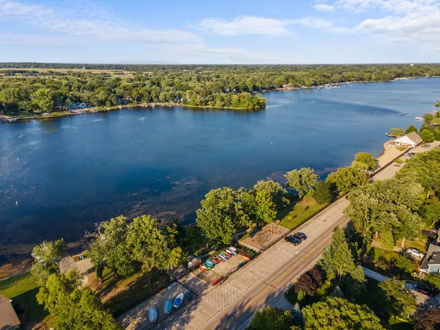 $310,000 | 1240 Walnut Glen Drive, Crystal Lake, IL 60014