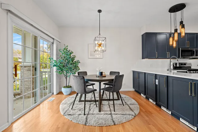 $310,000 | 1240 Walnut Glen Drive, Crystal Lake, IL 60014