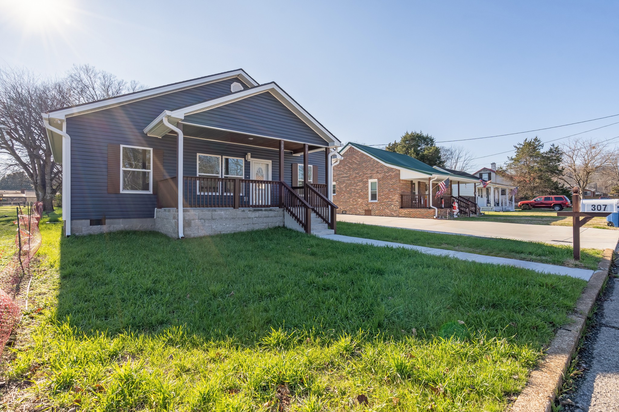 307 Wall Street Mount Pleasant, TN 38474 - Photo 4 of 33 front view of house with a yard