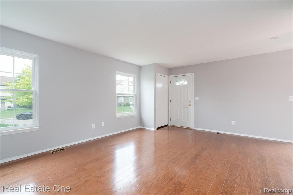 23657 North Rockledge Novi, MI 48375 - Photo 5 of 22