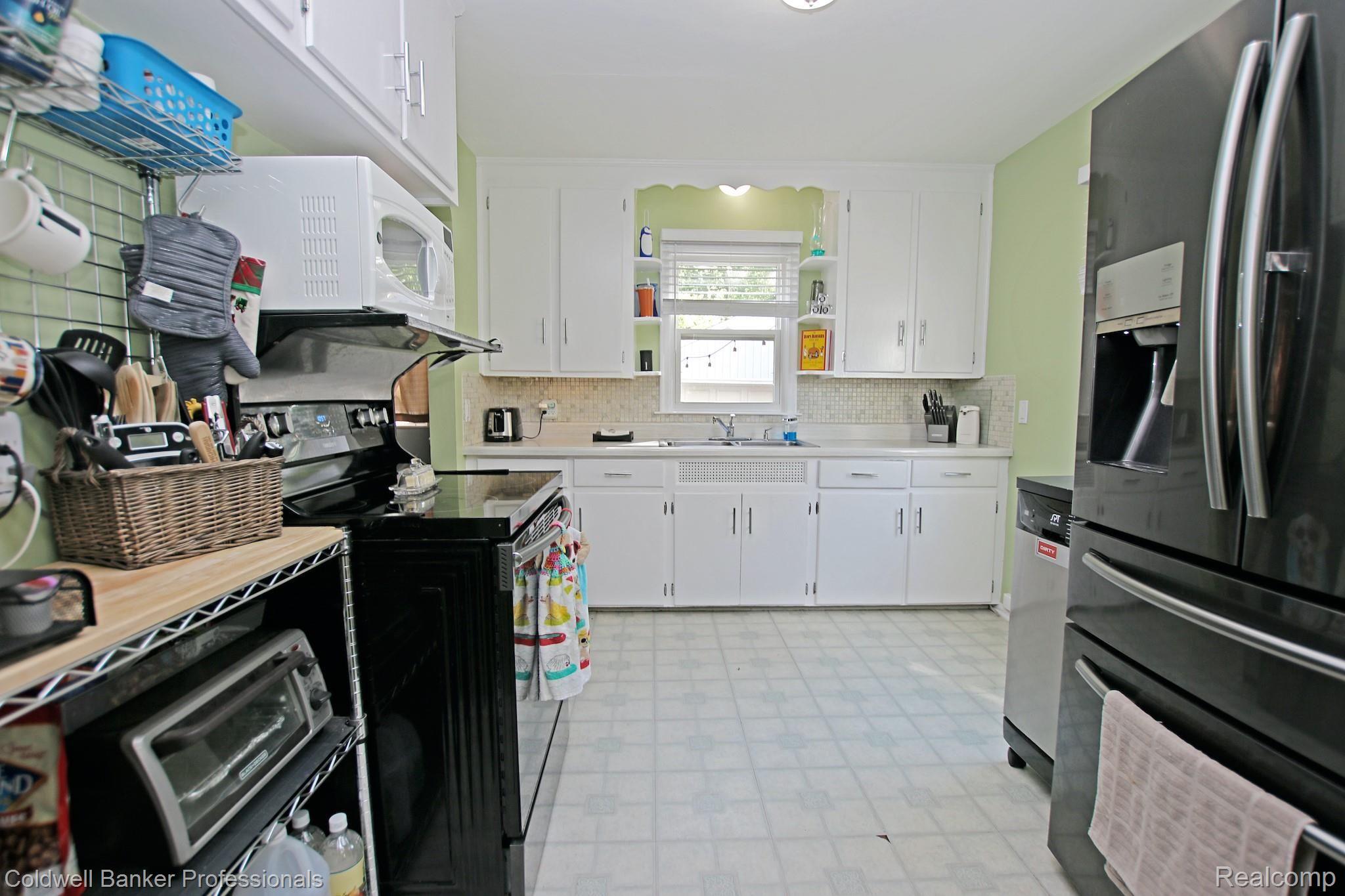 3796 Greenfield Road Berkley, MI 48072 - Photo 11 of 40 11) Kitchen.jpg