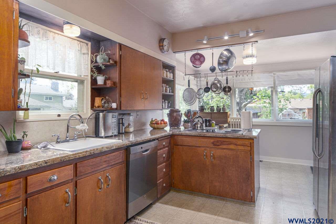 573 Southwest Levens Street Dallas, OR 97338 - Photo 10 of 42 Gallery Image 10
