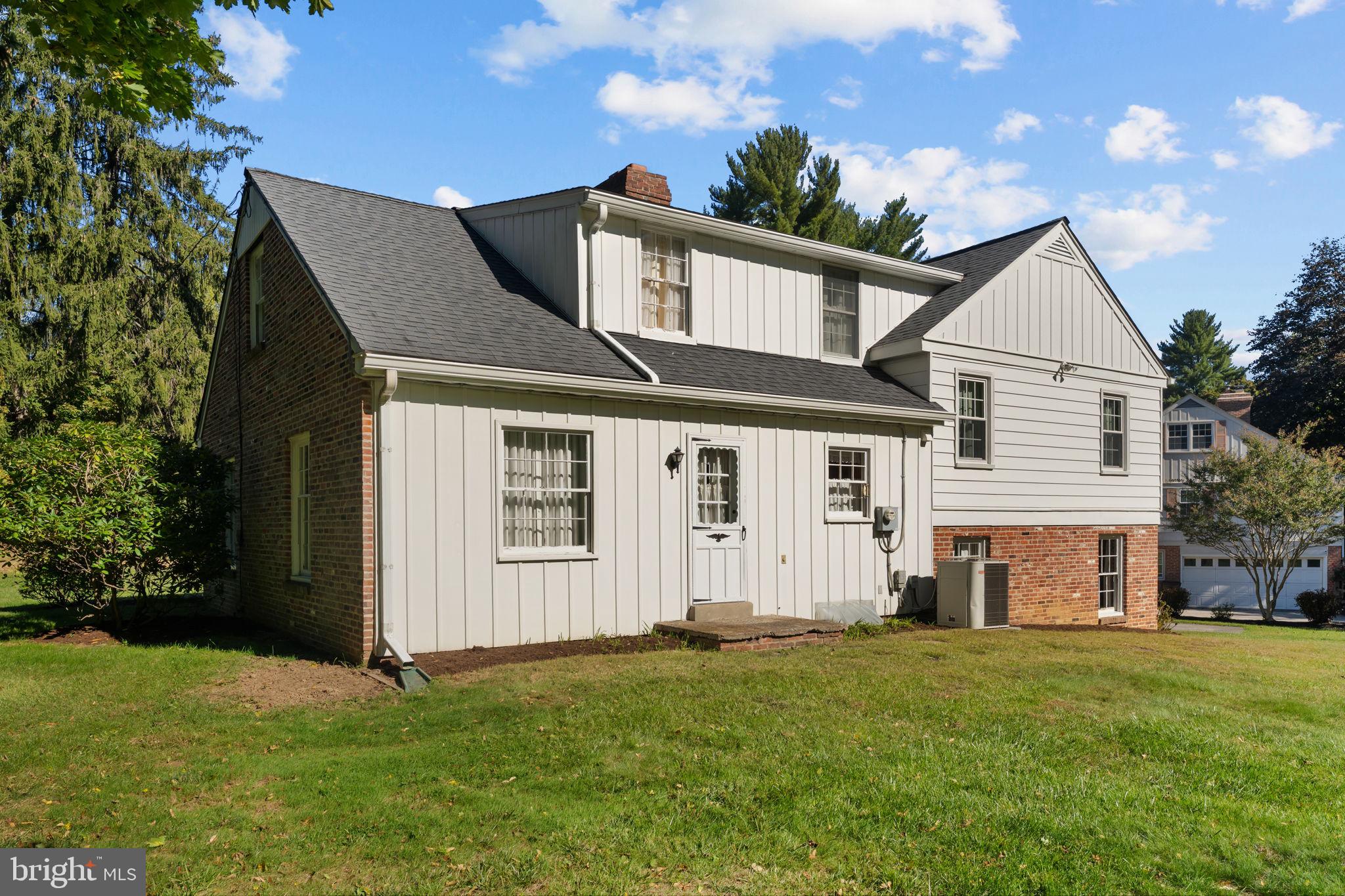 962 Weadley Road Radnor, PA 19087 - Photo 28 of 45 a front view of house with yard