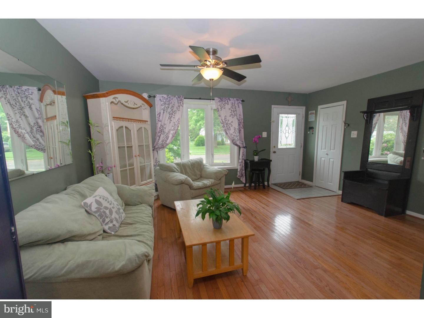 931 Catalpa Road Warminster, PA 18974 - Photo 4 of 25 Living Room