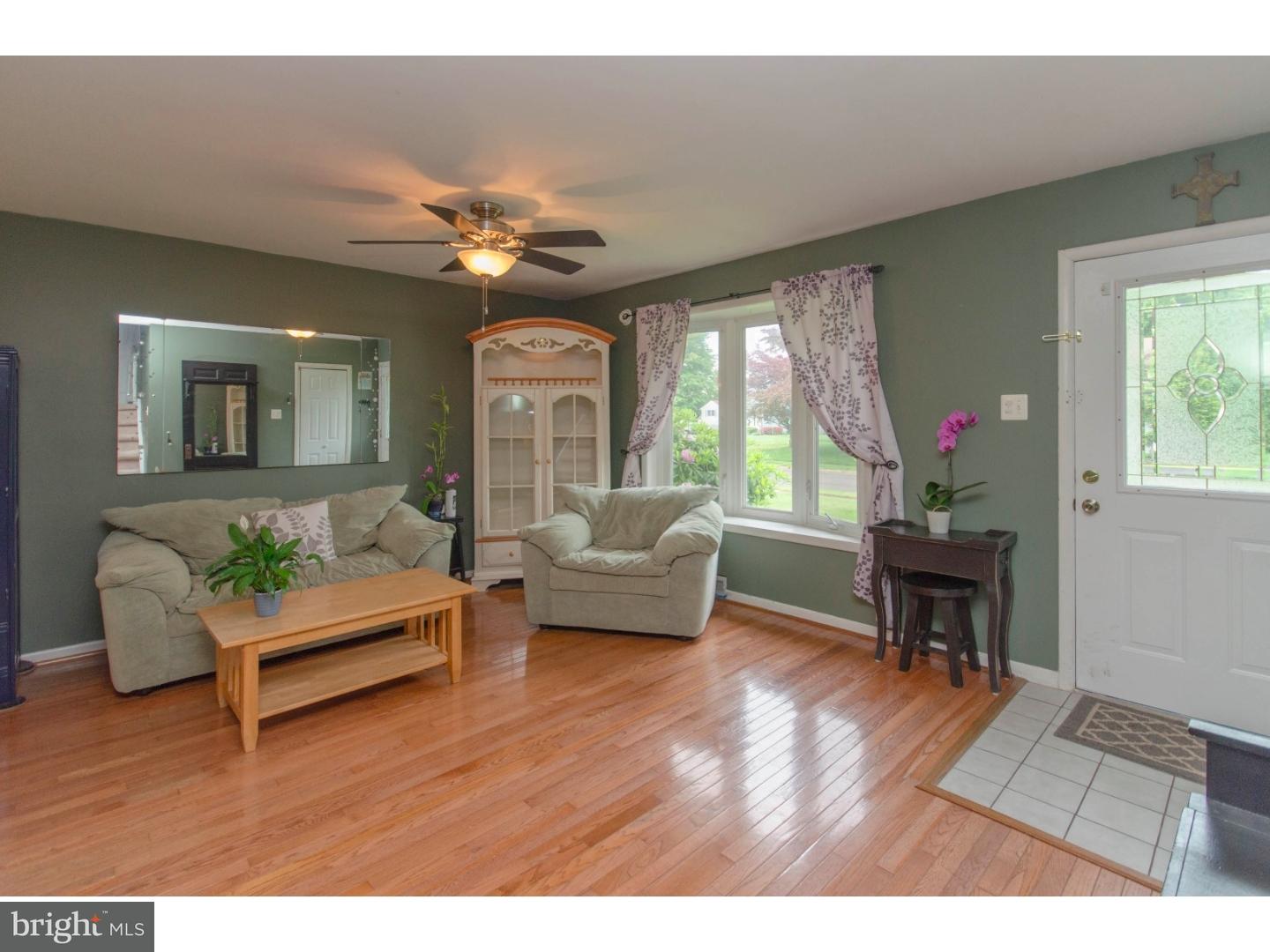 931 Catalpa Road Warminster, PA 18974 - Photo 5 of 25 Living Room