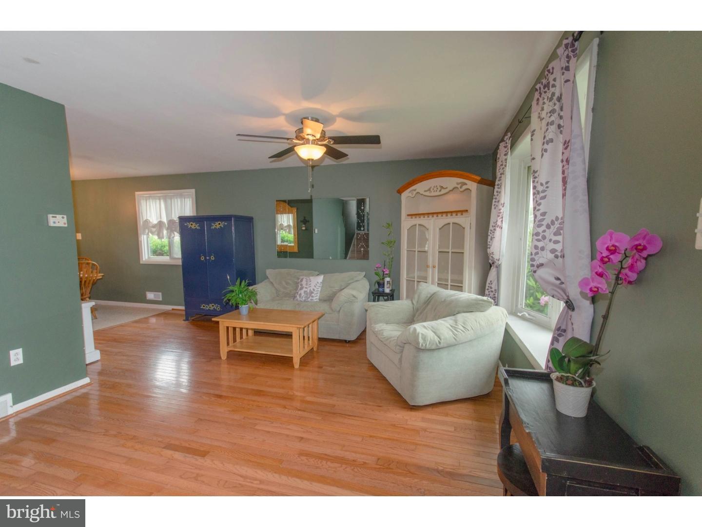 931 Catalpa Road Warminster, PA 18974 - Photo 6 of 25 Living Room