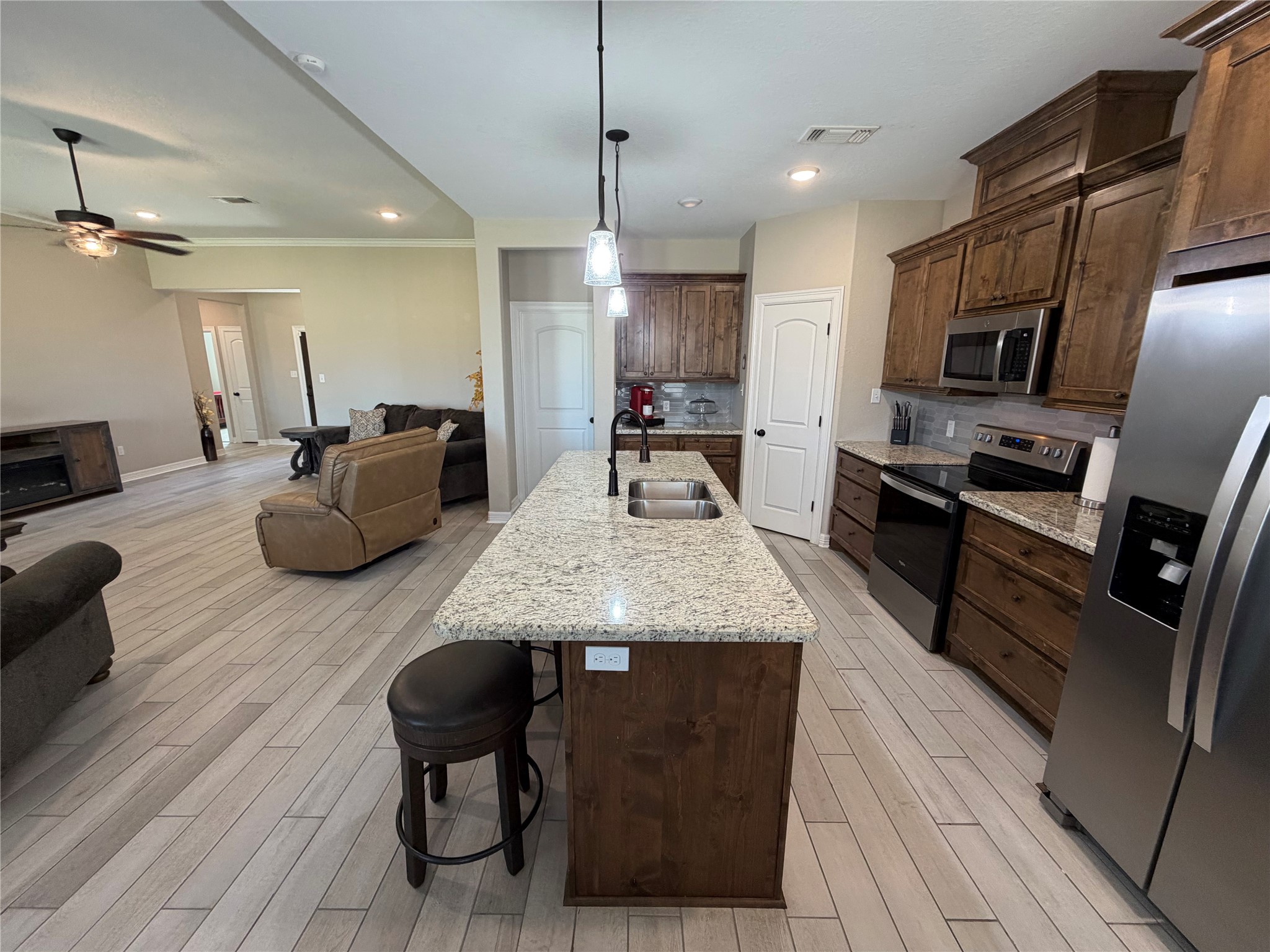 216 Shannon Street Angleton, TX 77515 - Photo 10 of 26