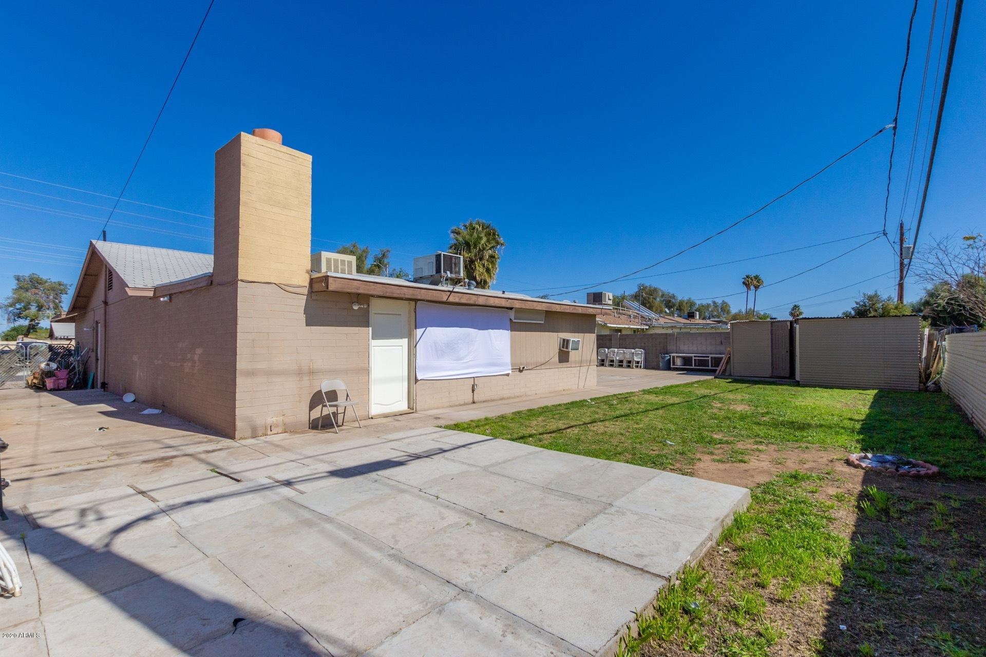 7019 West Camelback Road Phoenix, AZ 85033 - Photo 25 of 25 a front view of a house with garden