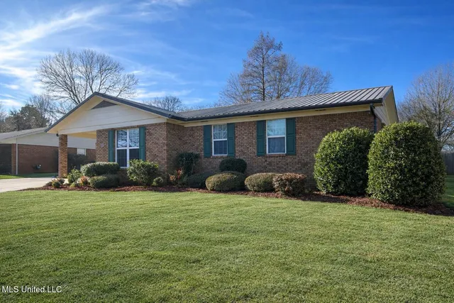 $225,000 | 2049 Oakhurst Drive, Grenada, MS 38901