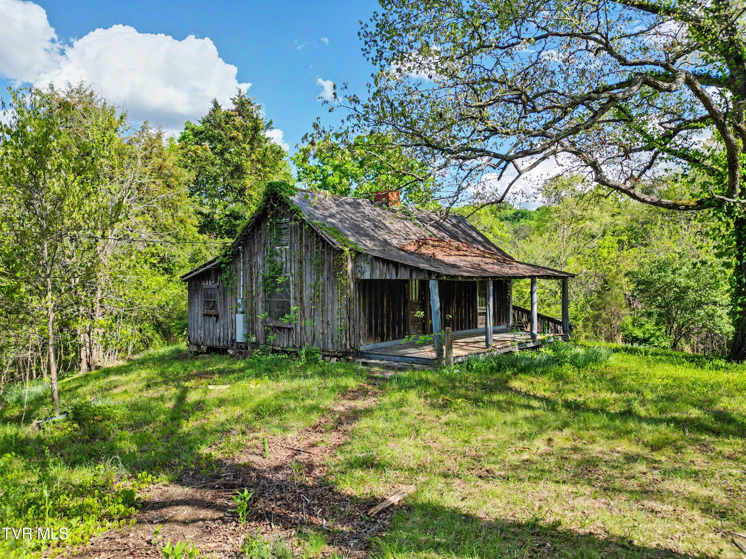 2424 Midway Road Kodak, TN 37764 - Photo 3 of 24 Cabin