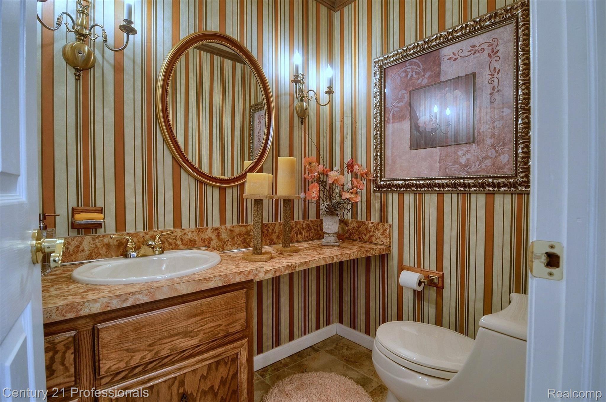 599 Middlebury Lane Rochester, MI 48309 - Photo 16 of 32 16-Half Bath.jpg