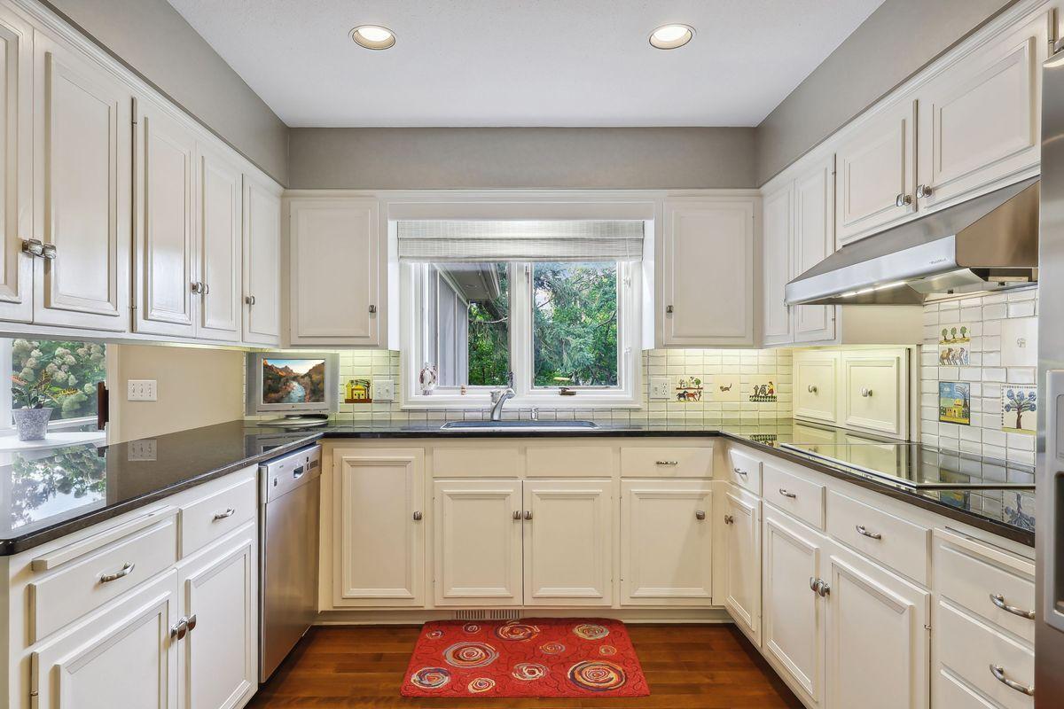 14519 Rocksborough Road Minnetonka, MN 55345 - Photo 18 of 51 Gallery Image 18