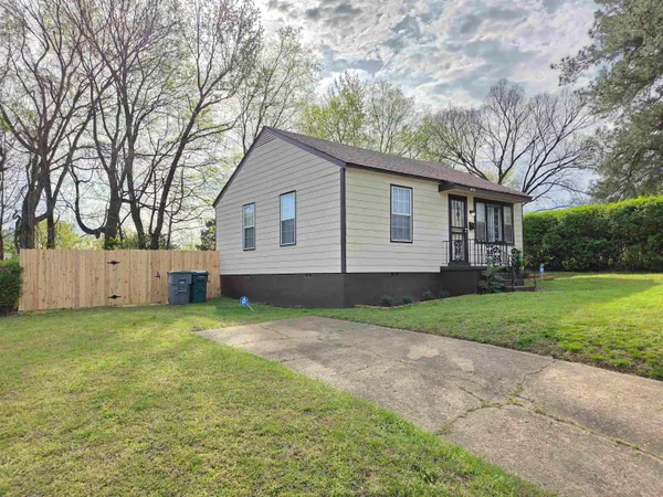 a view of a house with a yard