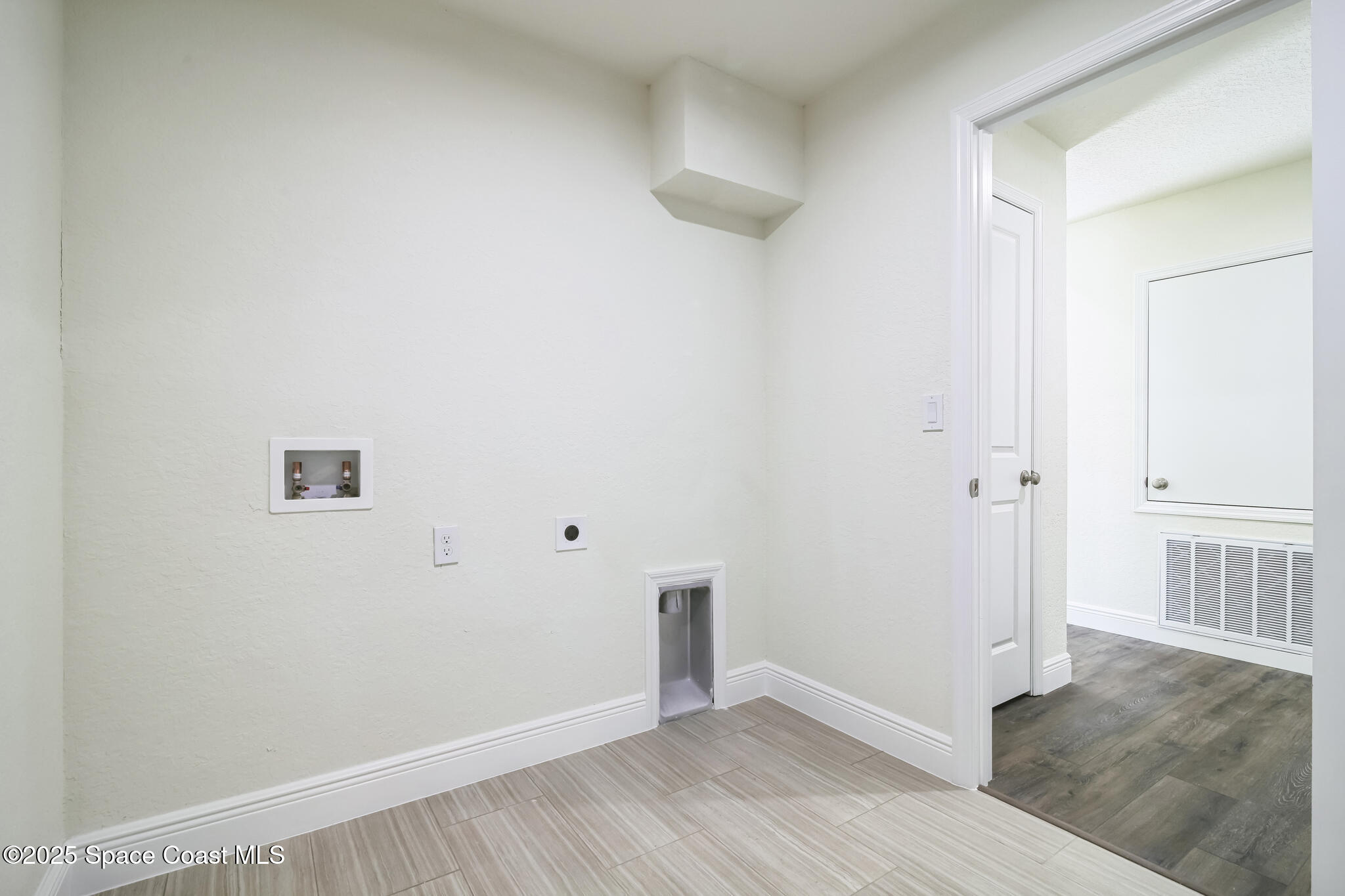 5314 Southeast 91st Street Ocala, FL 34480 - Photo 9 of 15 Laundry room