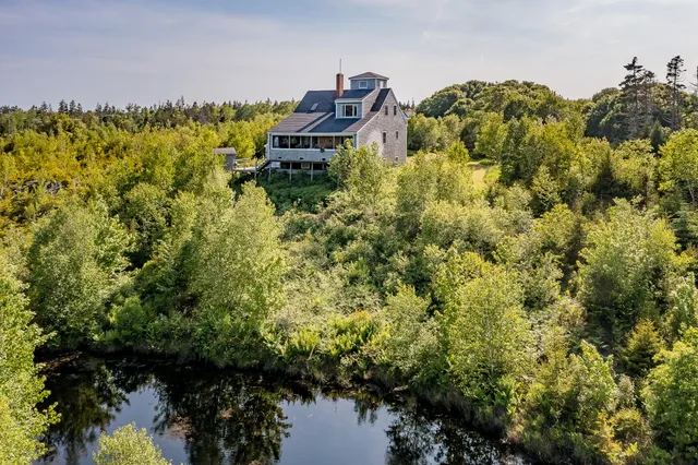 $1,100,000 | 83 North Road, Matinicus, ME 04851