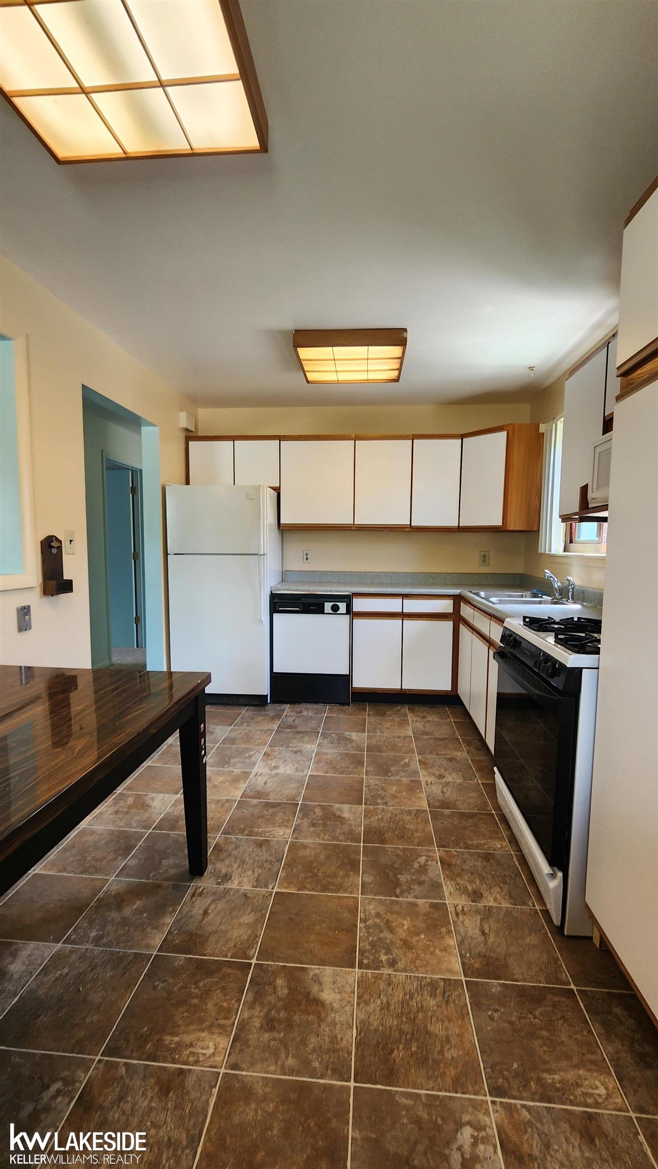 22010 Kelly Road Eastpointe, MI 48021 - Photo 17 of 35 50143827-47d67e6c-d07d-4193-9a2e-4b2fc092de9a.JPG