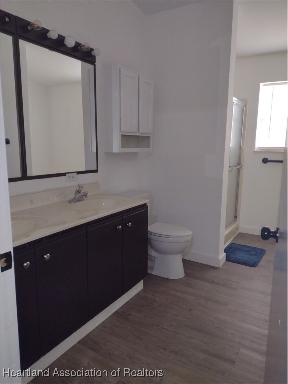 1731 West Batavia Road Avon Park, FL 33825 - Photo 11 of 25 a bathroom with a toilet sink and mirror