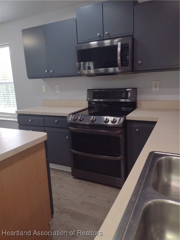 1731 West Batavia Road Avon Park, FL 33825 - Photo 18 of 25 a kitchen with a stove and a microwave
