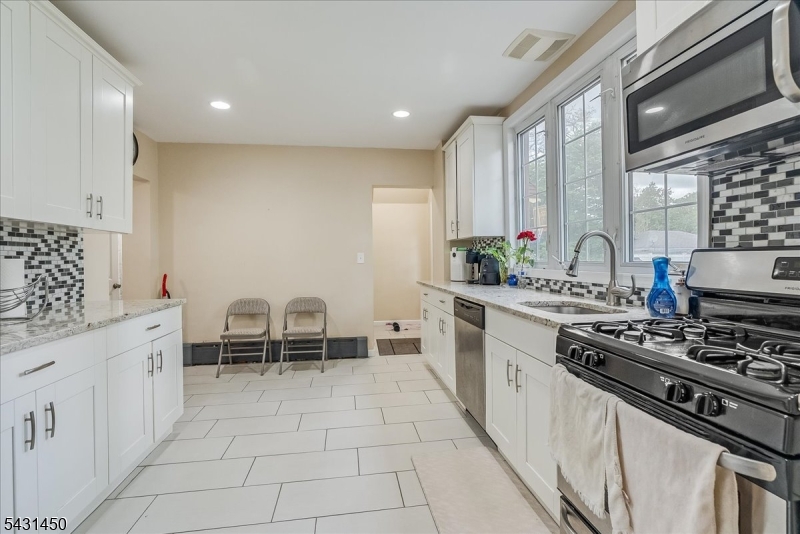 11 Alps Road Wayne, NJ 07470 - Photo 4 of 37