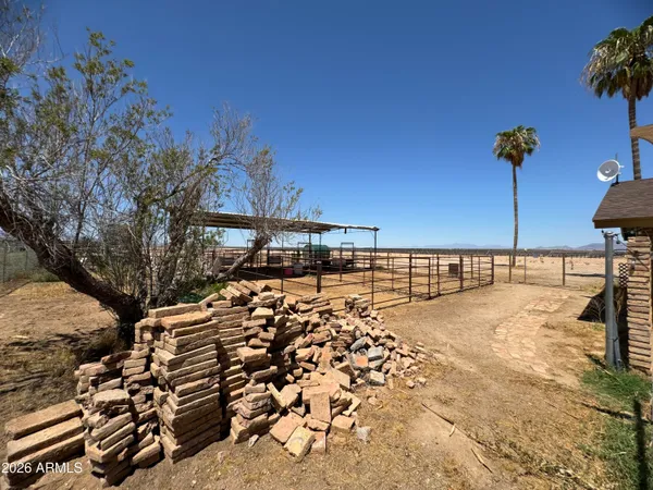 a view of a backyard