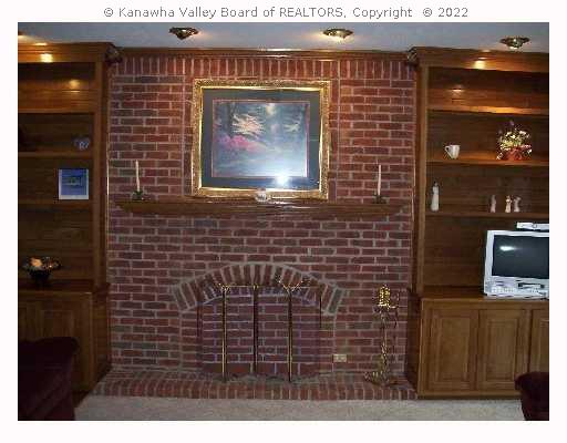 2 Oakridge Winfield, WV 25213 - Photo 5 of 8 Den/Family/Great Room.