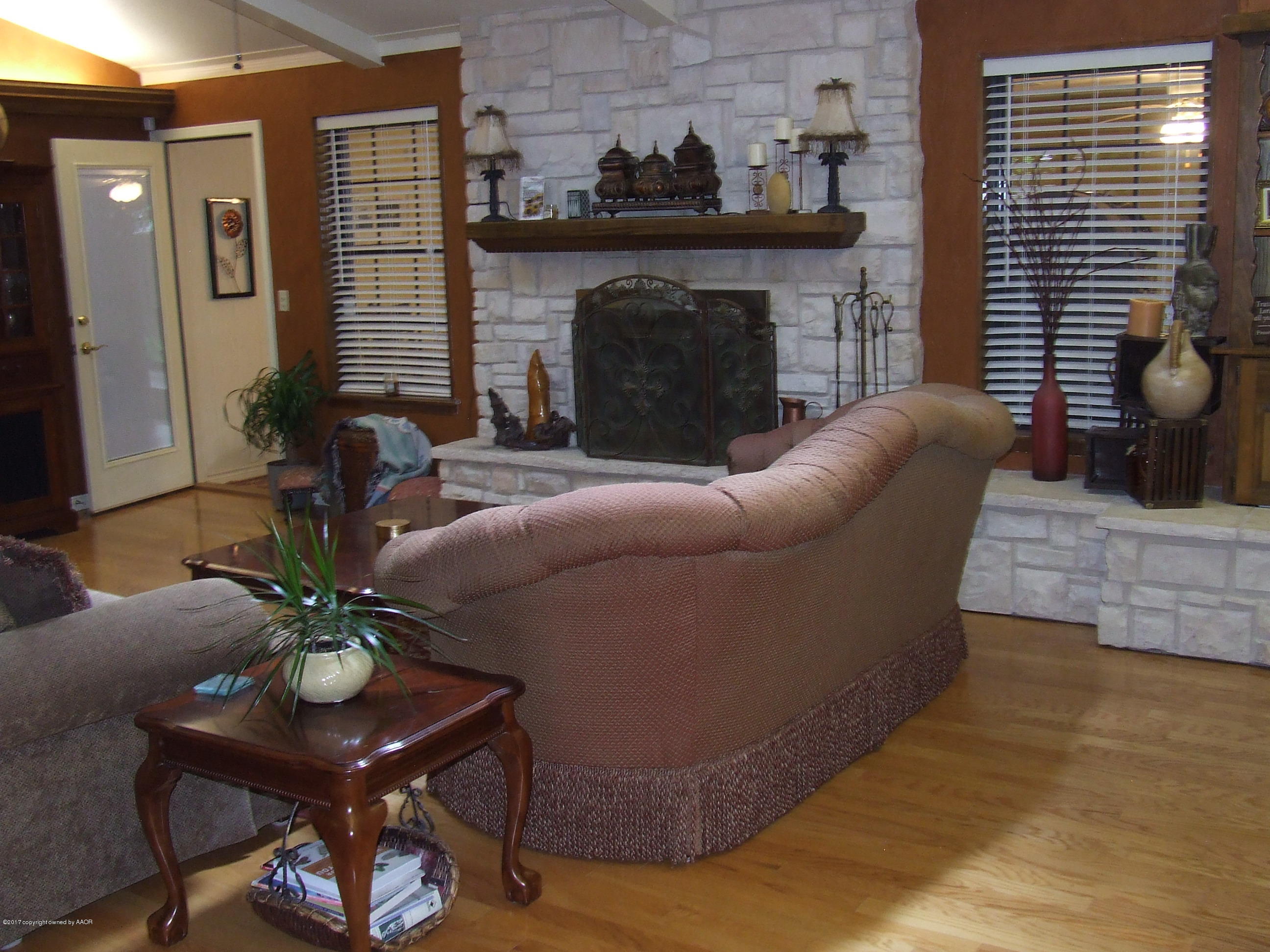 5100 While A Way Road Amarillo, TX 79109 - Photo 3 of 25 Living Room