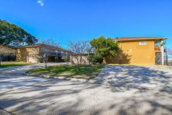 $900,000 | 7906 Prestwood Drive, Unit 1120, Houston, TX 77036