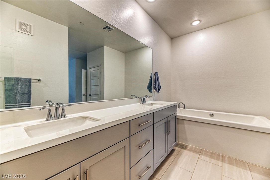 2555 Hampton Road, Unit 10108 Henderson, NV 89052 - Photo 9 of 23 Primary Bathroom