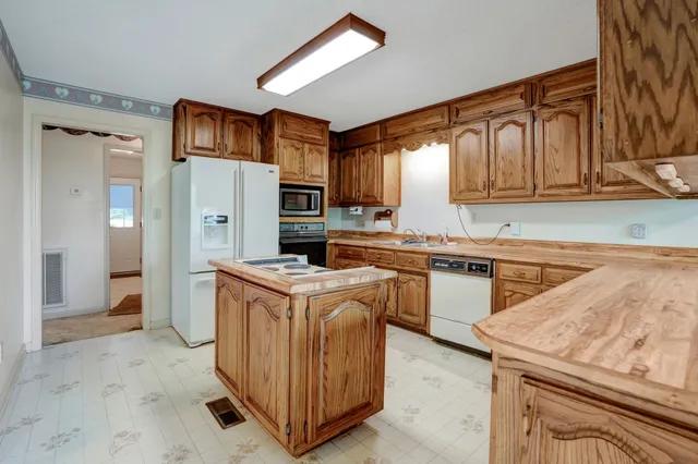 an empty room with windows and ceiling fan