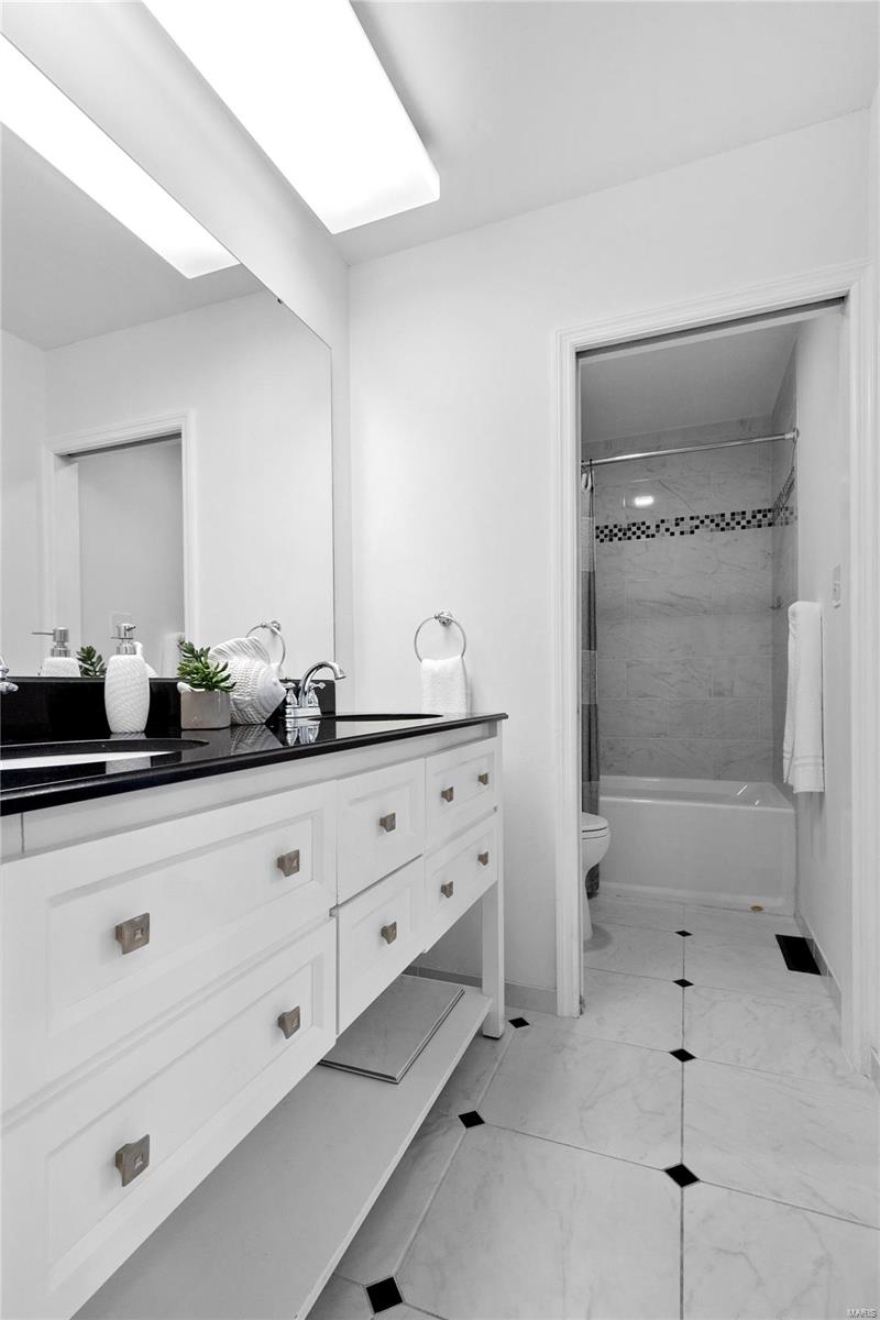 10212 Clayton Road Ladue, MO 63124 - Photo 33 of 58 Gallery Image 33