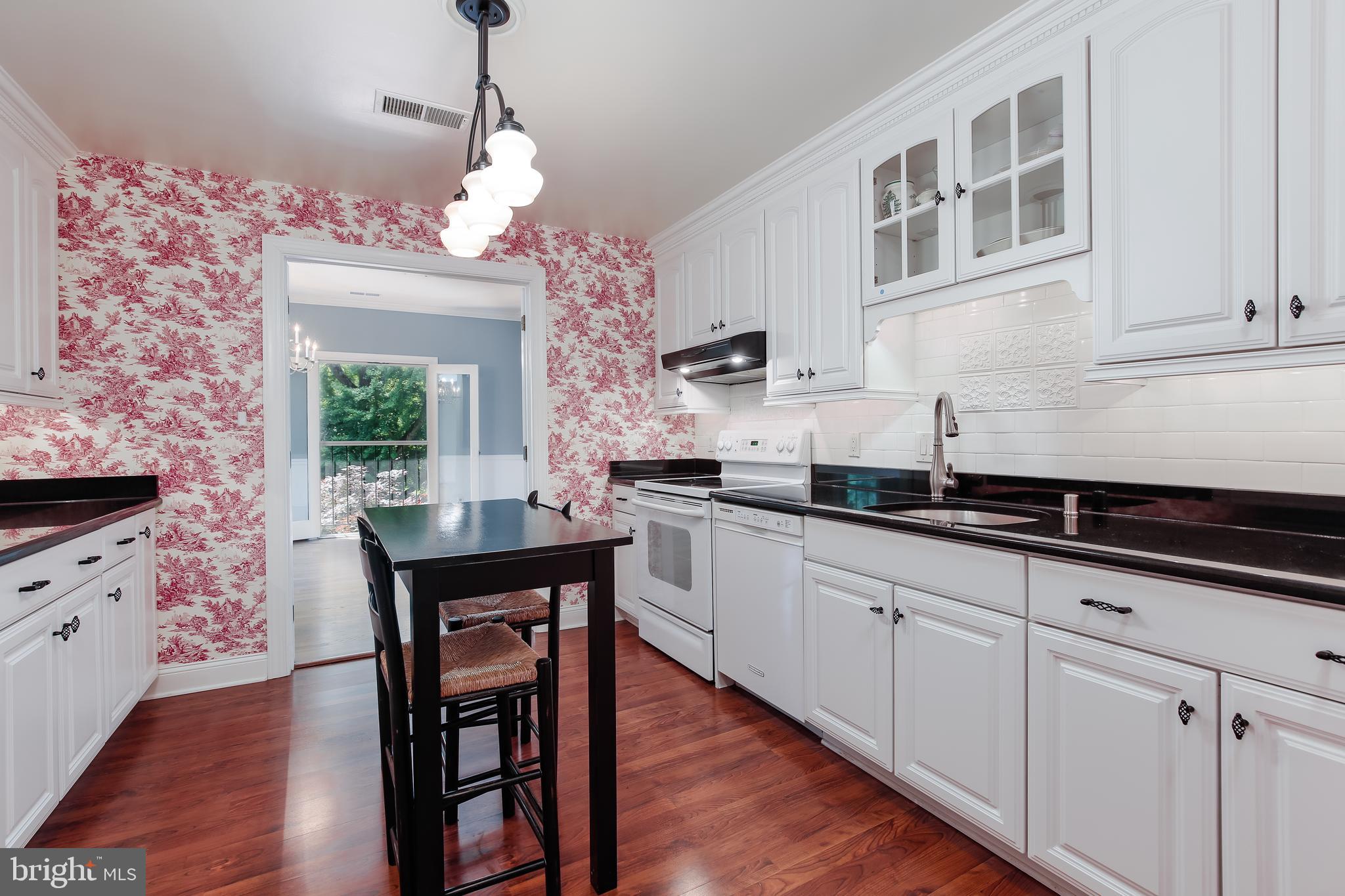 9 Devon Hill Road, Unit B3 Baltimore, MD 21210 - Photo 13 of 44 Kitchen with granite countertops