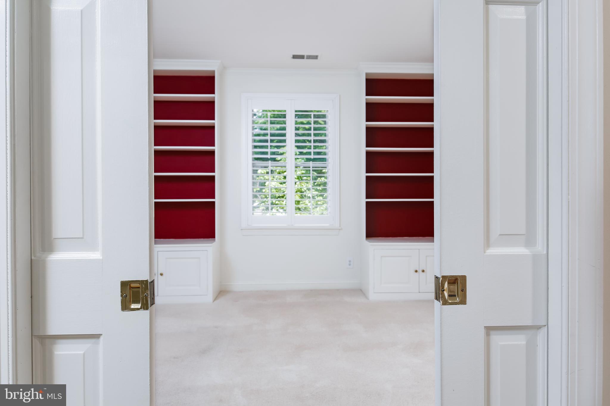 9 Devon Hill Road, Unit B3 Baltimore, MD 21210 - Photo 16 of 44 Large den with pocket doors