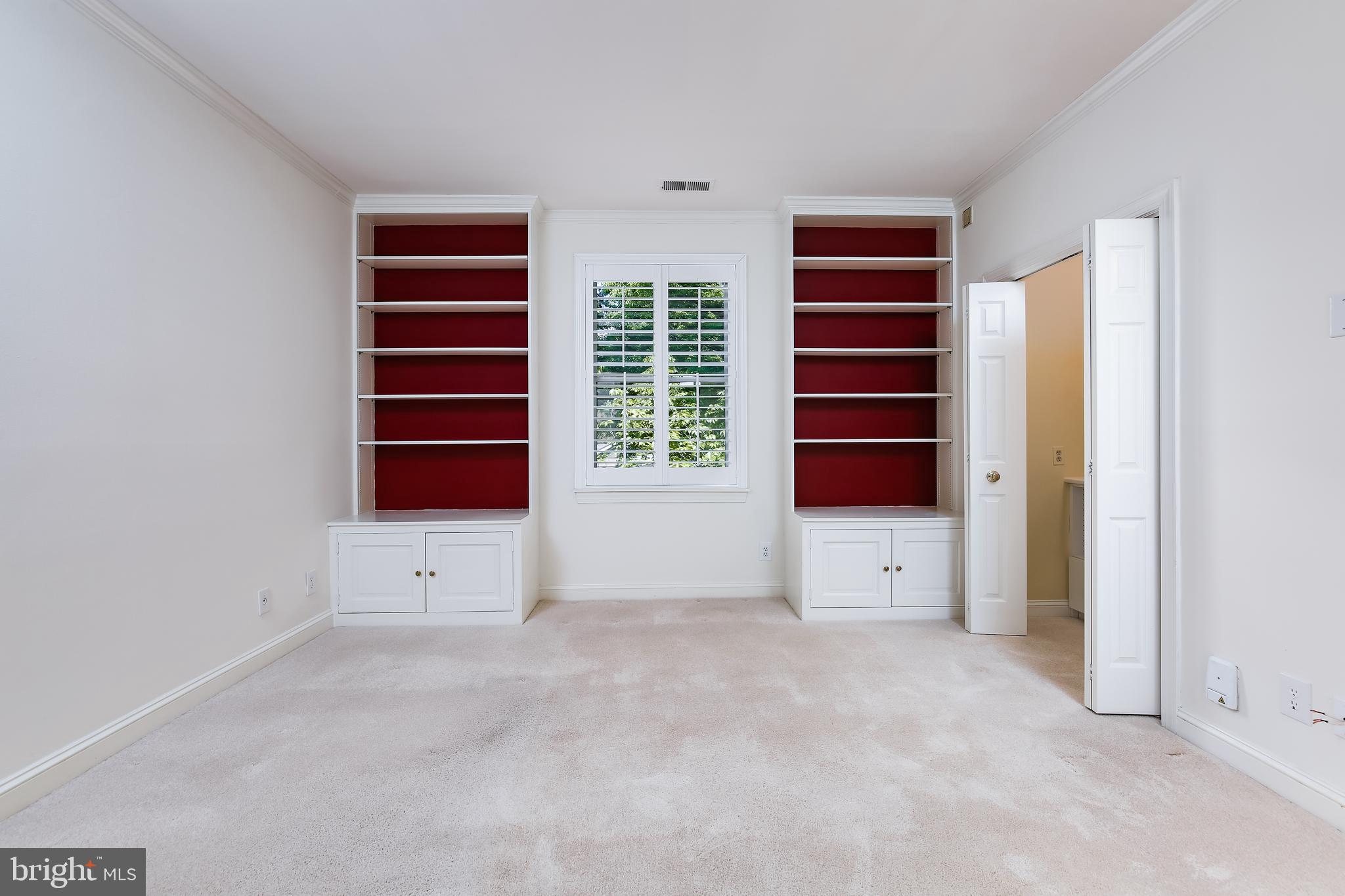 9 Devon Hill Road, Unit B3 Baltimore, MD 21210 - Photo 17 of 44 Large den with plantation shutters