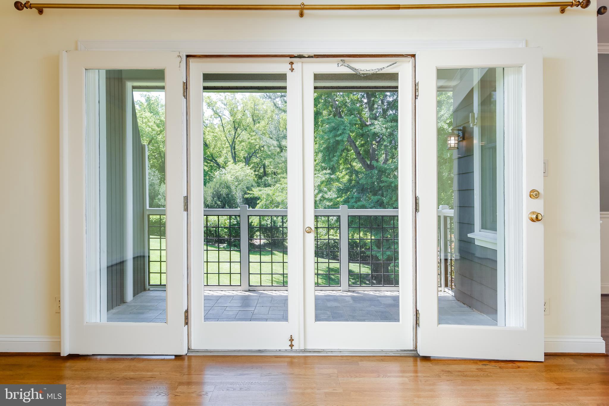 9 Devon Hill Road, Unit B3 Baltimore, MD 21210 - Photo 6 of 44 Double floor to ceiling window open to balcony