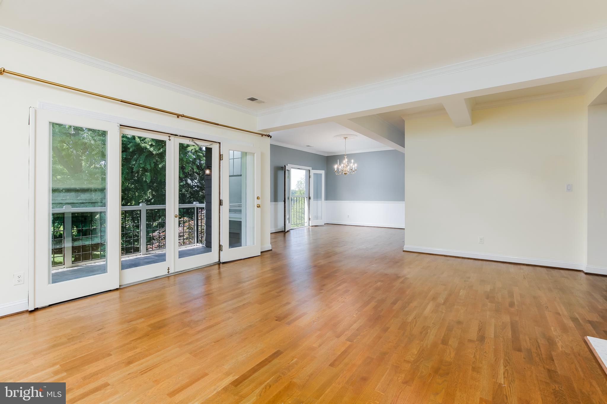 9 Devon Hill Road, Unit B3 Baltimore, MD 21210 - Photo 7 of 44 Open and bright living area