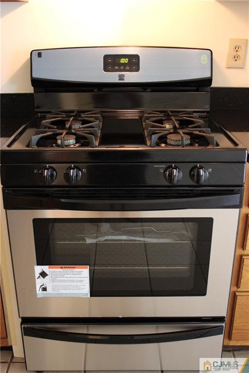 1706 Timber Oaks Road, Unit 1706 Edison, NJ 08820 - Photo 12 of 25 a close view of stove top oven