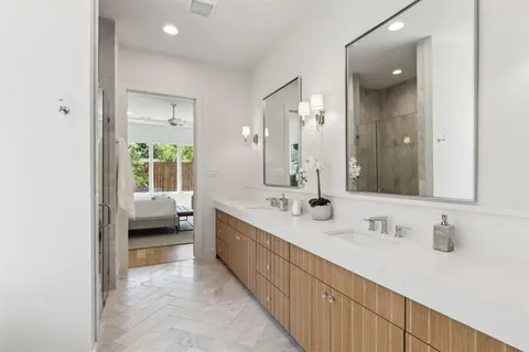 a en suite bathroom with a double vanity sink and mirror