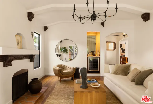 $1,225,000 | 3401 West 41st Street, Los Angeles, CA 90008